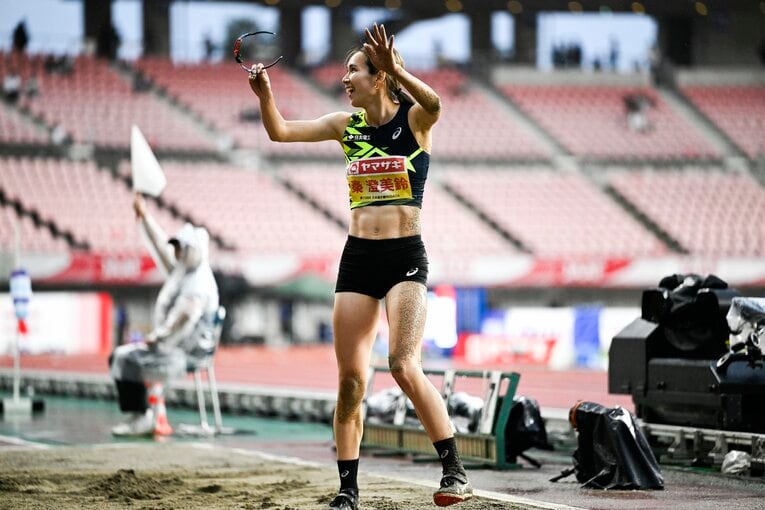 スタンドに向けて笑顔を見せるシーンも　©Asami Enomoto