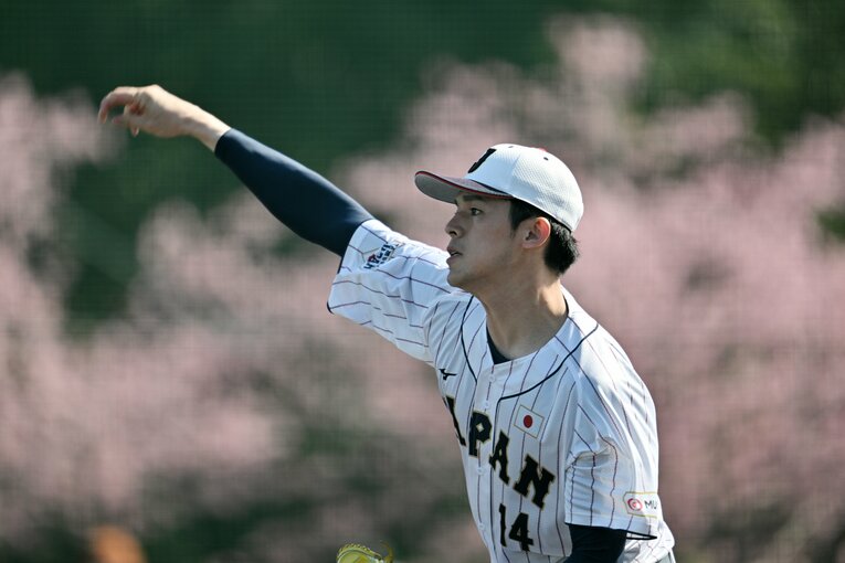 WBC合宿初日で遠投する佐々木朗希　©︎HIdeki Sugiyama