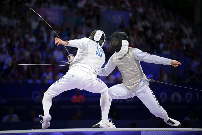 男子フルーレ個人3位決定戦、飯村一輝vs.ニック・イトキン　©Takuya Kaneko/JMPA