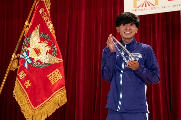 トロフィーを授与された伊藤　©Tadashi Hosoda