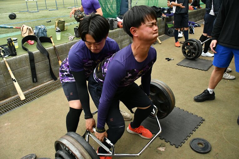 「トウレイデ デッドリフト ヤロウゼ」のデッドリフト　©Zen Suzuki