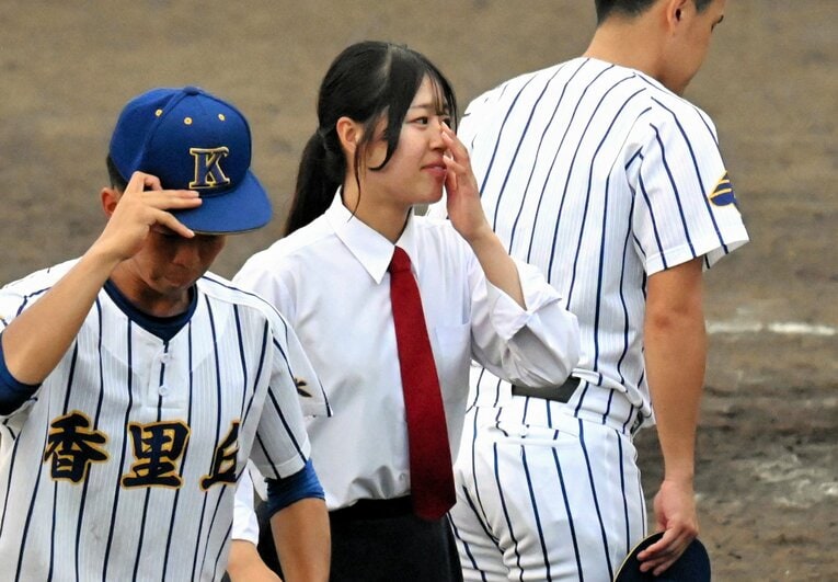 昨夏の大阪大会で試合後、勝利に涙する副キャプテンの駒澤さん　©Asahi Shimbun