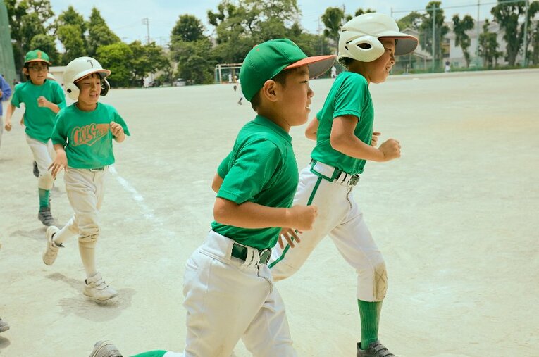 小学生の軟式野球プレイヤーは減少の一途だという。その一因として注目されているのが、少年野球チーム内の「お茶当番」だ ／ photograph by Getty Images