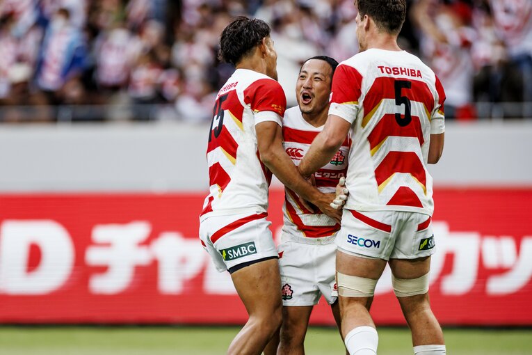 前半終了間際のトライで喜ぶSH流とFB山中（左）、LOジャック・コーネルセン（右）©︎Kiichi Matsumoto