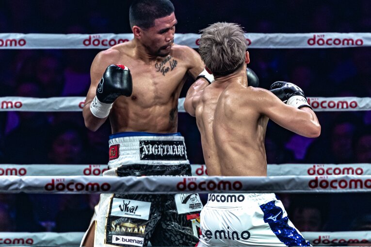 井上尚弥vs.マーロン・タパレス。4ラウンドのダウンシーン（3枚目／全9枚）©Takuya Sugiyama