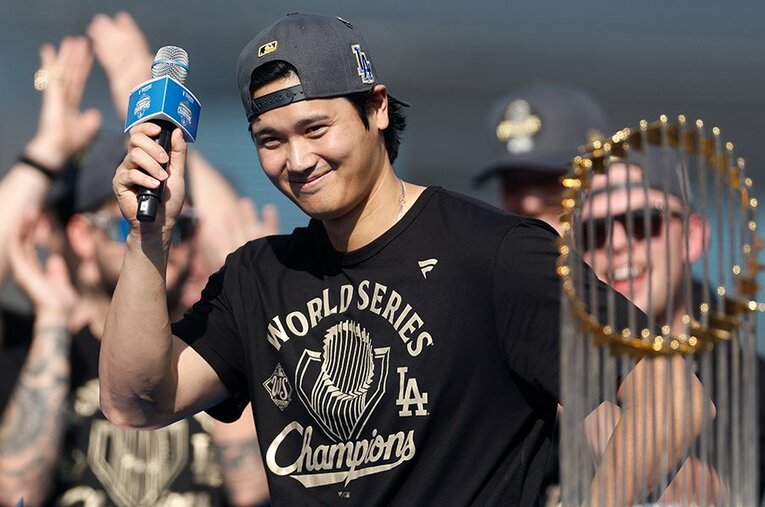 【ドジャースのテレビに映らない名場面】ワールドシリーズ連覇を祝うドジャースタジアムでのイベントでスピーチする大谷翔平…写真はまだまだ続きます　©Ronald Martinez/Getty Images