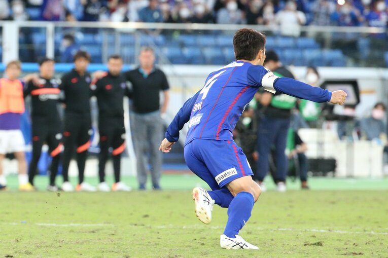 PKを決めて駆け出す山本英臣　©2022VFK