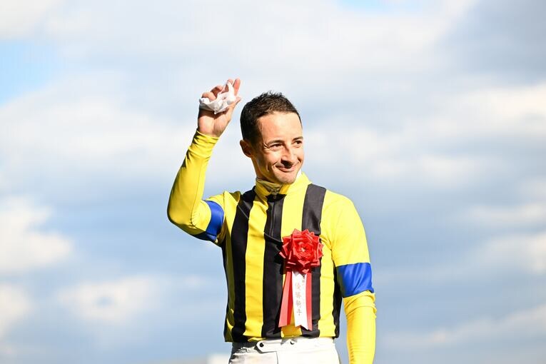 ハーツクライと同じ勝負服のスターズオンアースで昨年のオークスを制したルメール　©Keiji Ishikawa