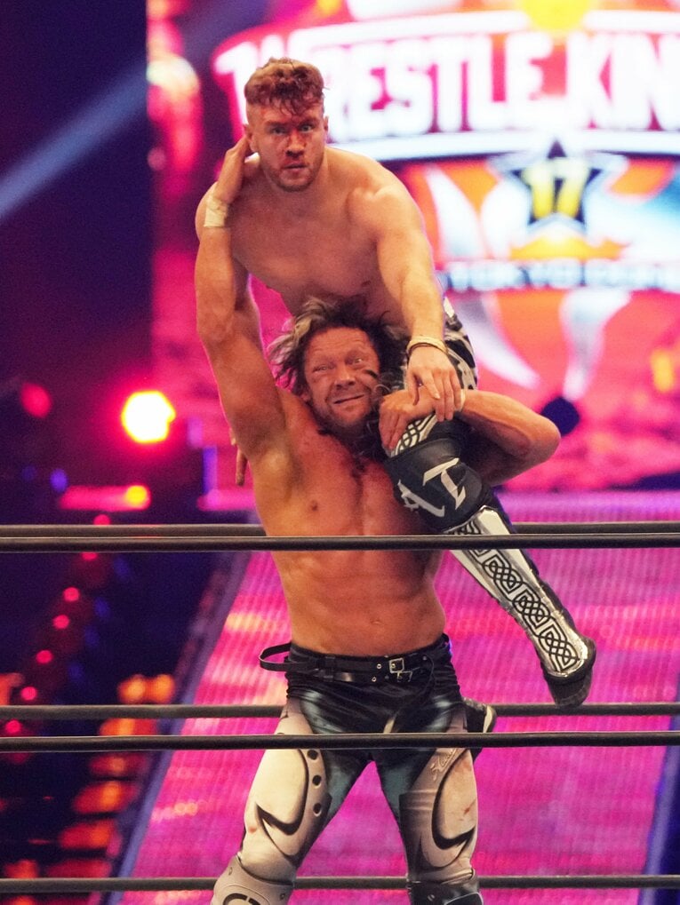 ケニー・オメガに片翼の天使を決められ、US王座から陥落したウィル・オスプレイ（クリックすると「この記事の写真」に飛びます。流血等の過激な写真を含みますのでご注意ください）