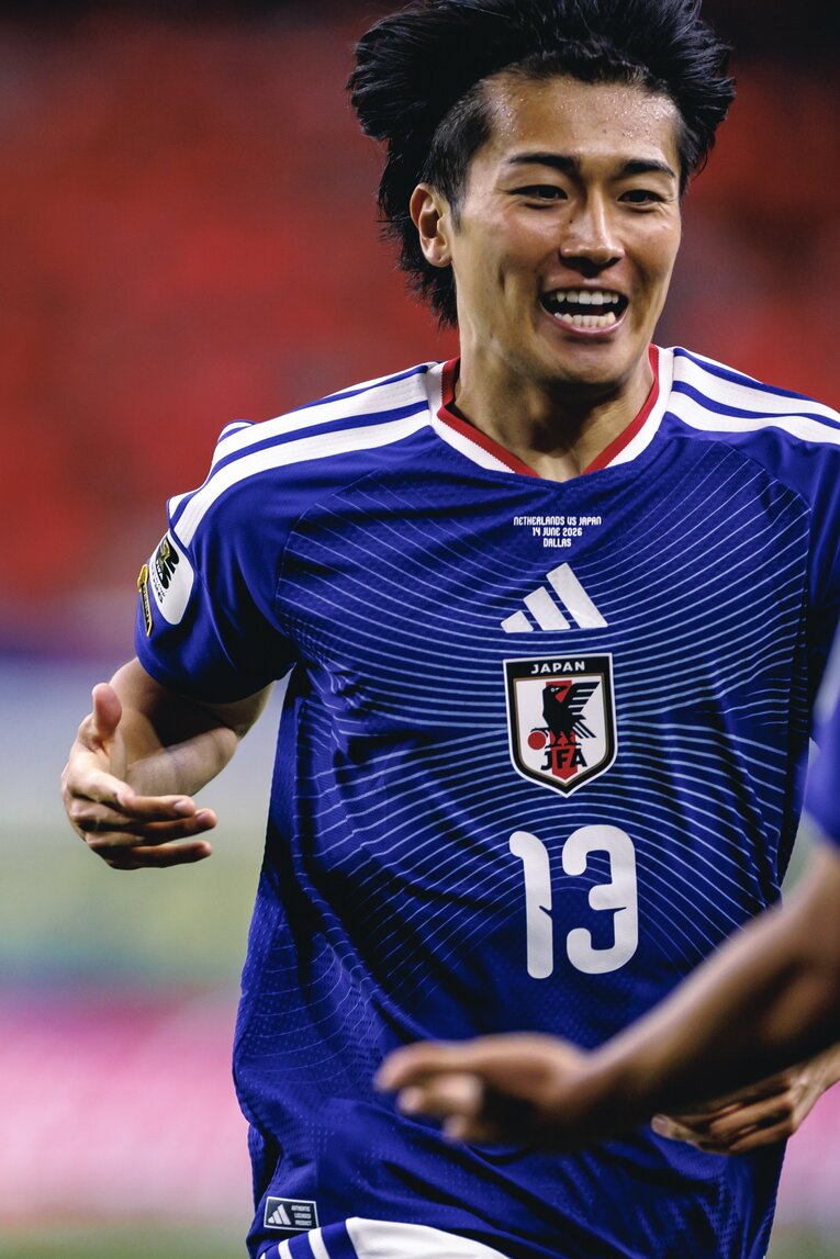 同点ゴールを決め、チームメイトと笑顔を見せた中村敬斗　©Kiichi Matsumoto／JMPA
