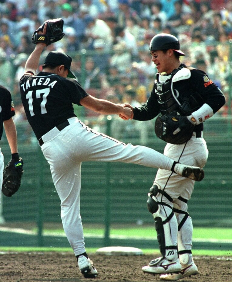 写真は1997年4月、完封勝利した武田一浩氏は城島健司捕手に感謝のキックを贈る。当時城島は3年目20歳　©Sankei Shimbun　