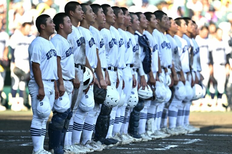 下馬評を覆し、センバツ優勝の横浜を下して甲子園を沸かせた県岐阜商。OBはじめ関係者の証言から、その秘密を探った ／ photograph by Hideki Sugiyama