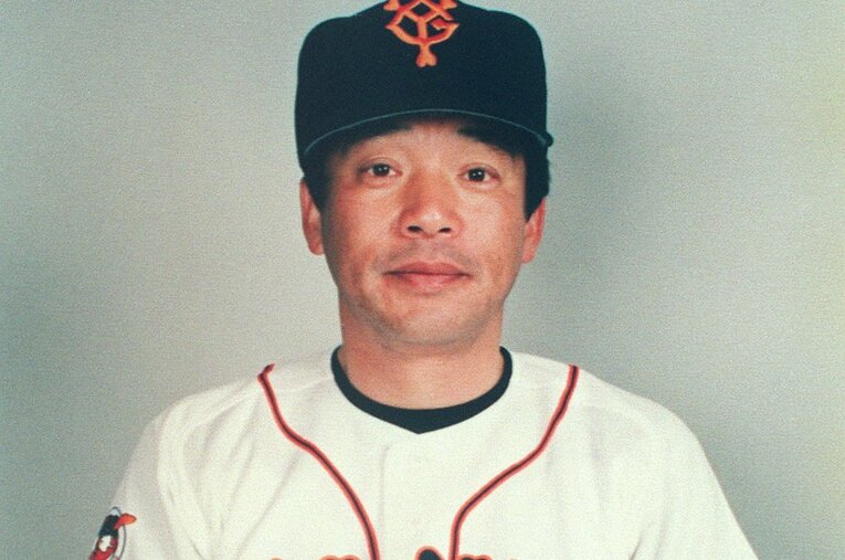 1993年12月、年俸約4億円の2年契約で巨人入団を発表した落合博満（当時40歳） ／ photograph by JIJI PRESS