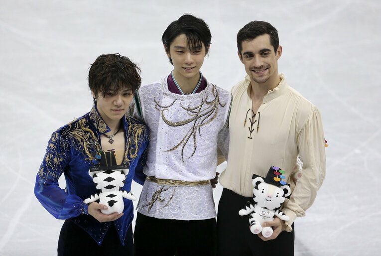 平昌五輪の表彰式にて、左から宇野昌磨、羽生結弦、ハビエル・フェルナンデス　©Getty Images