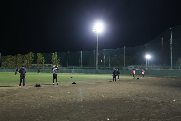 しっかりとしたナイター設備の中で練習する部員たち　©NumberWeb