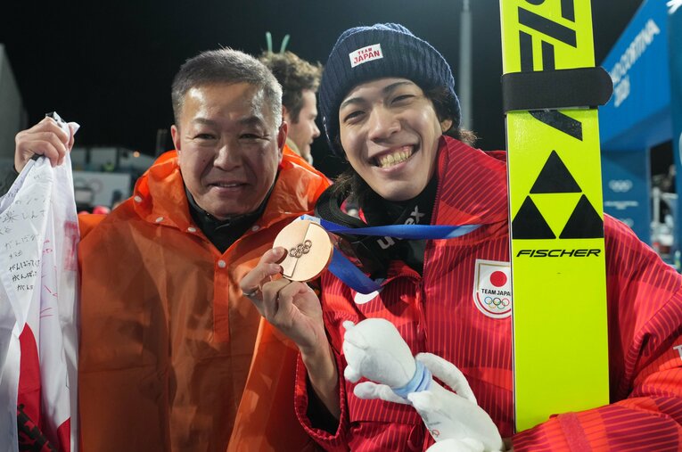 ミラノ・コルティナ五輪のスキージャンプ・ノーマルヒルで銅メダルを獲得した二階堂蓮。父・学さん（左）と喜びをわかちあった ／ photograph by Tsutomu Kishimoto / JMPA