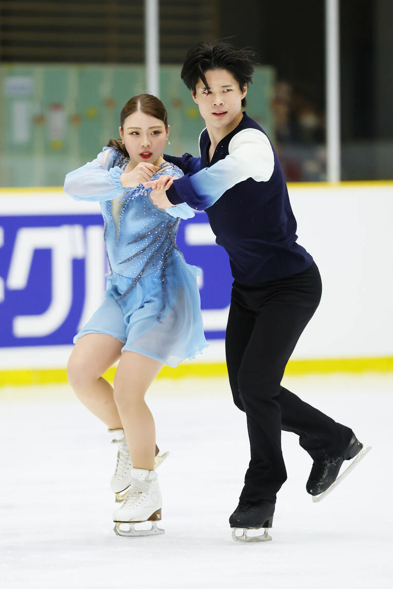 3年ぶりの復帰を果たした紀平梨花とパートナーの西山真瑚　©AFLO