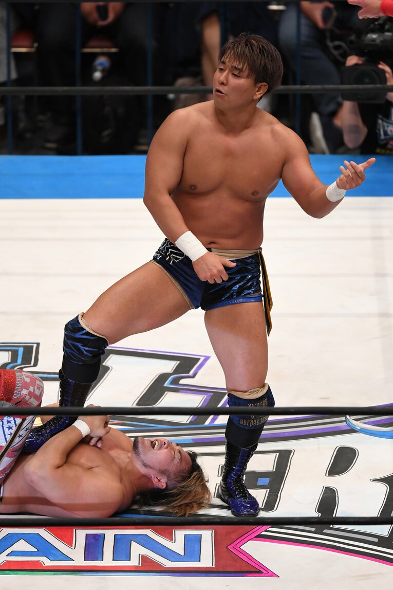 棚橋弘至を踏みつけ、エアギターを披露する青柳優馬（全日本）