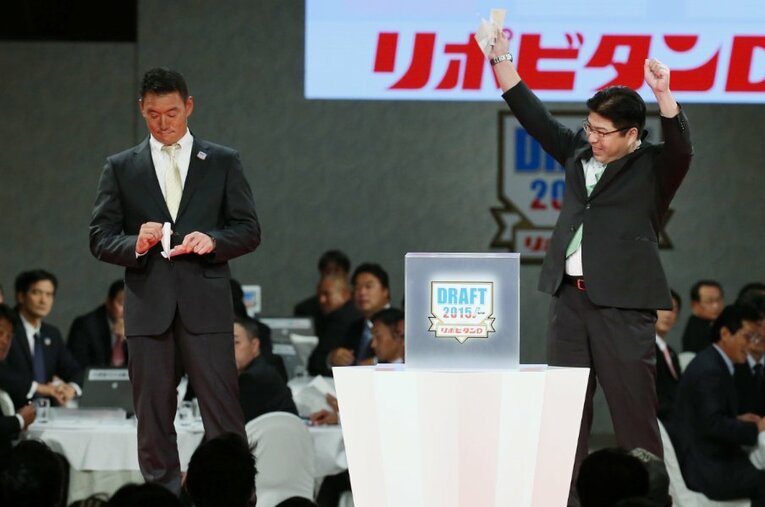 阪神と競合した高山俊を引き当て、ガッツポーズを見せる真中満監督。しかし、手にしていたのはハズレくじだった。本人によって明かされる勘違いを引き起こした伏線とは…？ ／ photograph by JIJI PRESS