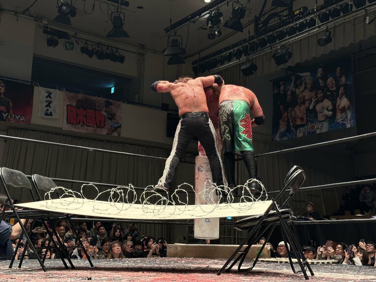 スワイプすると「エル・デスペラードvs葛西純」など激闘写真をご覧になれます　©Norihiro Hashimoto