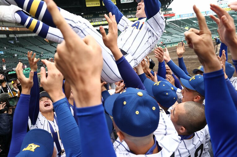 【2024年撮影】胴上げされる青柳監督　©JMPA