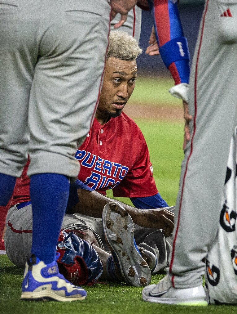 右膝を痛めたディアス　©EPA=JIJI PRESS