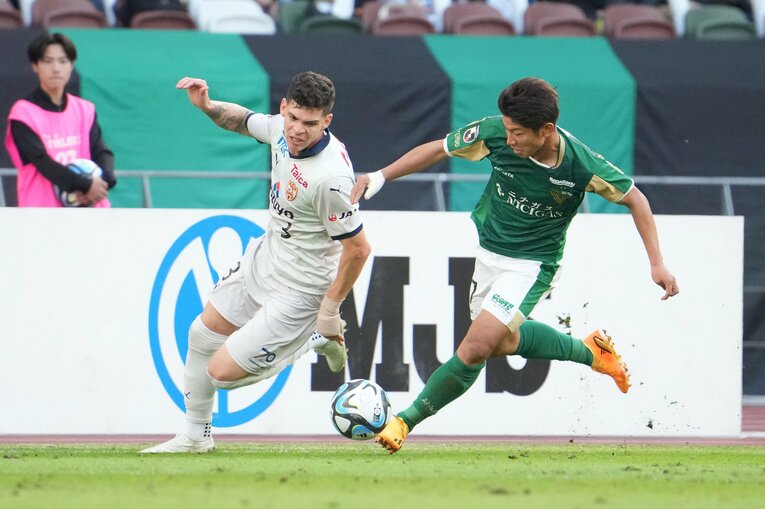 ホナウドと山田剛綺のマッチアップ　©Masashi Hara