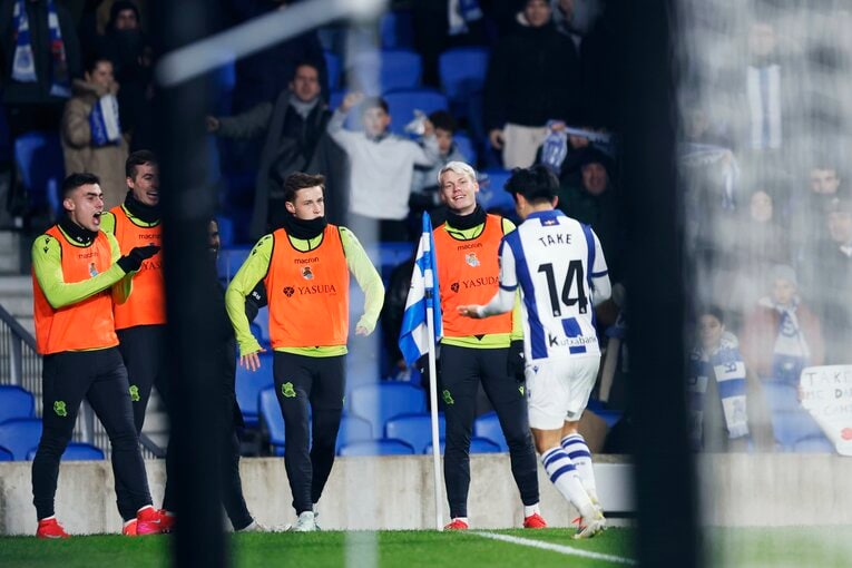 セレブレーション後は、サブメンバーのもとへも駆け寄った（全13枚の12枚目）　©Daisuke Nakashima