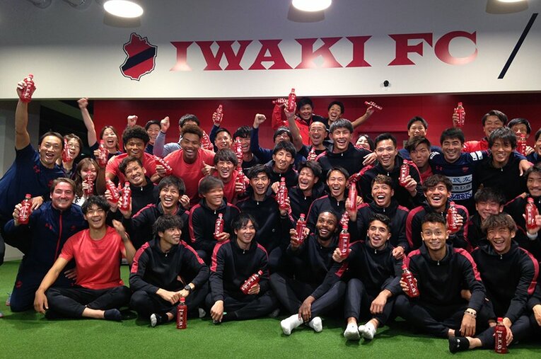 昨年、JFL昇格を決めた際に大喜びする、いわきFCイレブン。とんとん拍子でJリーグ入りなるか ／ photograph by Yasuo Kawabata