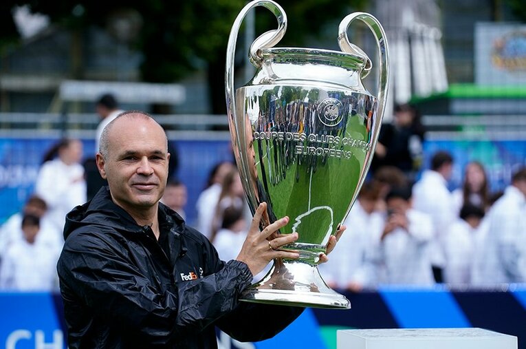 ミュンヘンでのCL決勝に向けて、イニエスタがビッグイヤーをセットするなど、キックオフ前から盛り上がりを見せている ／ photograph by Piermarco Tacca - UEFA/Getty Images