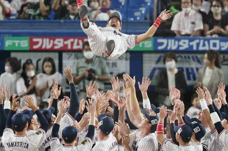 引退試合で胴上げされる坂口智隆 ／ photograph by JIJI PRESS