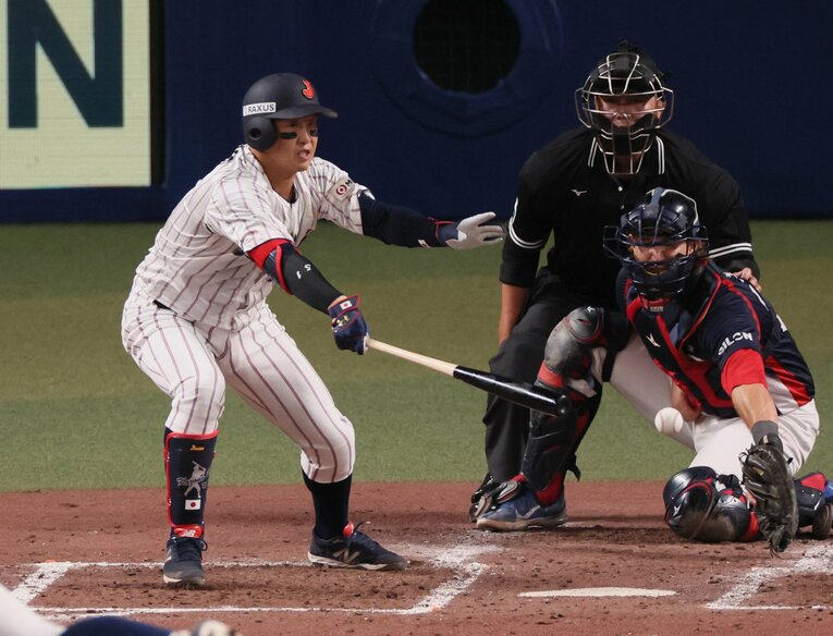 チェコとの強化試合初戦ではタイムリーを含む4安打を放った小園海斗　©︎SANKEI SHIMBUN