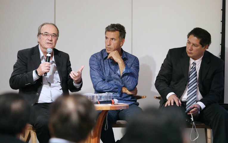 2019年、日本とブラジルのサッカーについてイベントで語る（左から）クルピ元監督、カレッカ、元鹿島のビスマルク氏　©JIJI PRESS