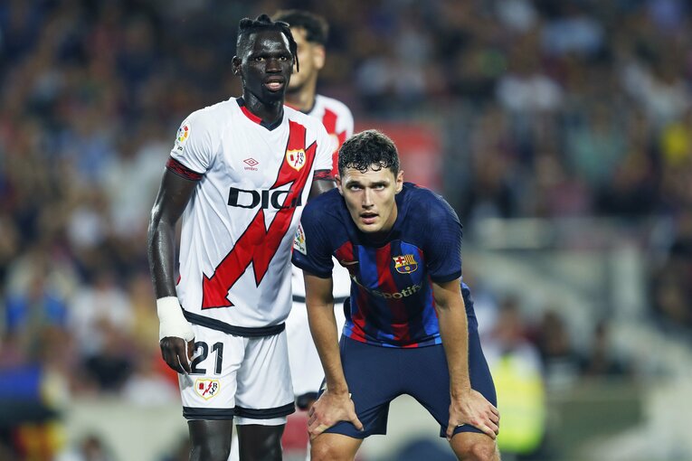 “財政難なのに大補強”バルサを激写　誹謗中傷されたデヨンクへの拍手、33歳レバンドフスキが作る深みとは〈次戦は久保建英ソシエダ〉(19)