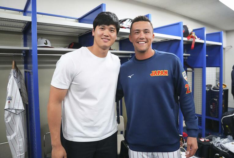大谷翔平とも早速仲良くなったヌートバー。写真はロッカールームでの貴重なツーショット　©KYODO