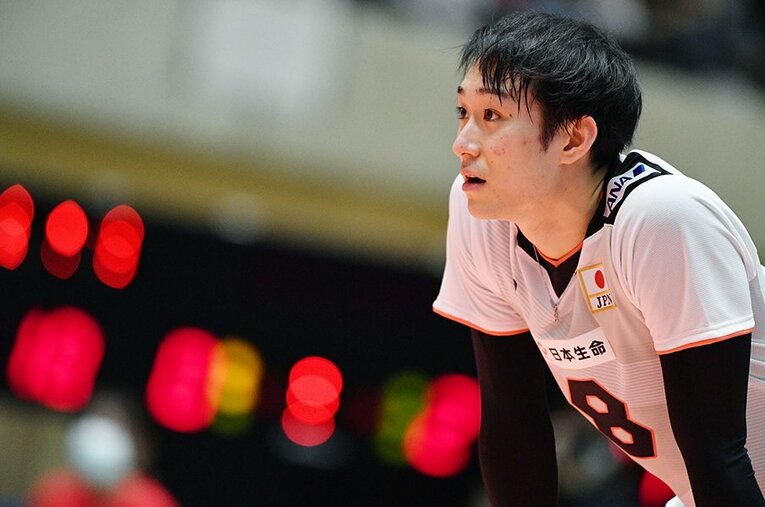 5月の紅白戦でプレーする柳田将洋。その日の夜にネーションズリーグの登録メンバーから外れることを聞かされた ／ photograph by MATSUO.K/AFLO SPORT