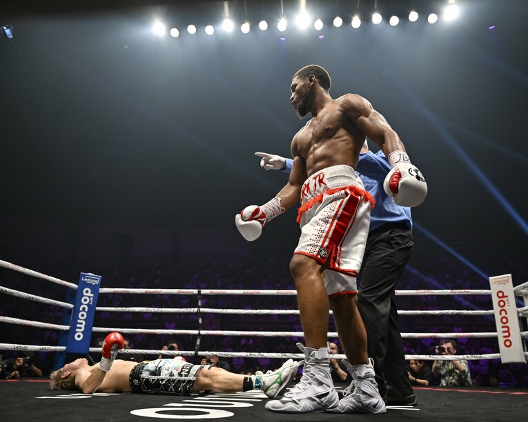 仰向けに倒れる佐々木尽。病院搬送時は試合の記憶を失っていたという　©Hiroaki Finito Yamaguchi