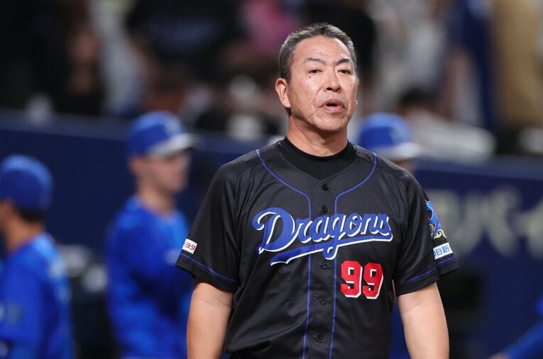 試合に敗れ、観客にあいさつする中日の井上一樹監督 ／ photograph by JIJI PRESS