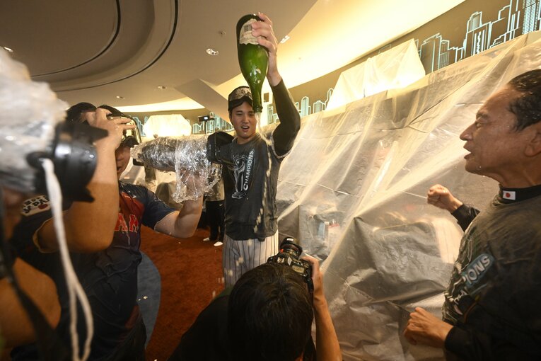 大谷はカメラマンにもシャンパンでイタズラ、それを見守る栗山監督　代表撮影　