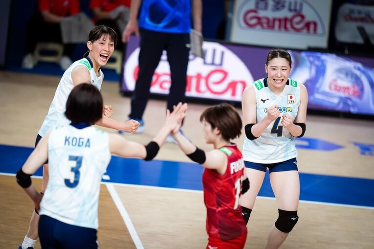 岩崎こよみ、石川真佑（VNLカナダ戦）©︎Volleyball World