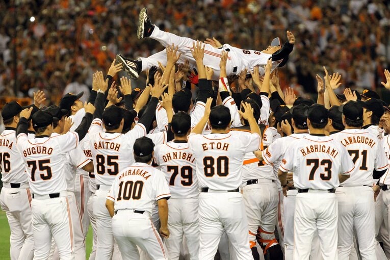 2012年、胴上げされる原監督　©Shigeki Yamamoto