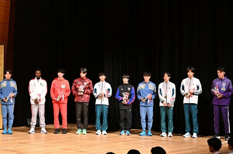 第102回箱根駅伝表彰式にて、各区区間賞の猛者たち。卒業を迎える4年生ランナーはどこに？　シード校の有力選手進路を調べた！ ／ photograph by JMPA