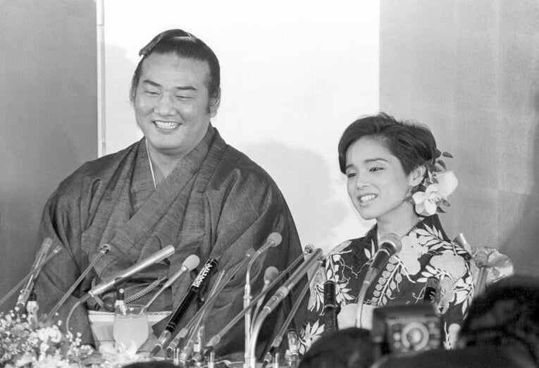 1985年2月3日、婚約発表会見を行う大関・若嶋津と歌手・高田みづえ　©JIJI PRESS
