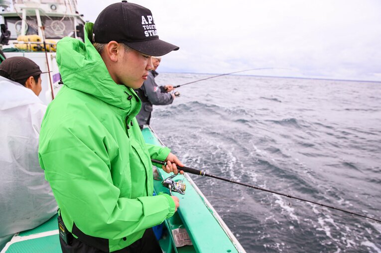 真剣な表情で釣りに興じる那須川天心　©Susumu Nagao