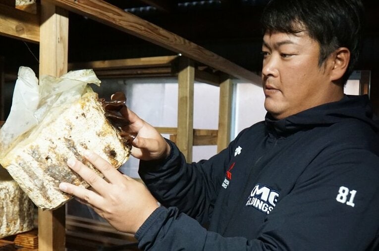 ソフトバンク戦力外→きくらげ農家に“ビックリ転身”「福岡の給食に採用」…千賀滉大・柳田悠岐ら“同期会ウラ話”「ギータさんが名前入りTシャツを」(1) ／ photograph by JIJI PRESS