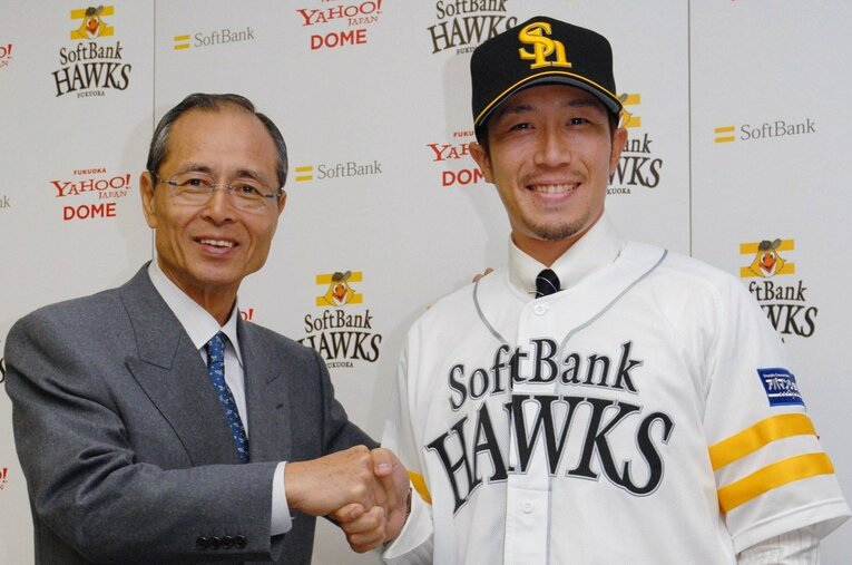 愛着ある横浜から“放出”されると受け止めて放心していた多村の心を動かしたのは、王貞治監督の「あるひと言」だった ／ photograph by JIJI PRESS