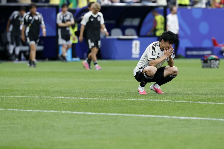 ブラジル戦後、ピッチで手を合わせる上田選手　©Atsushi Tokumaru