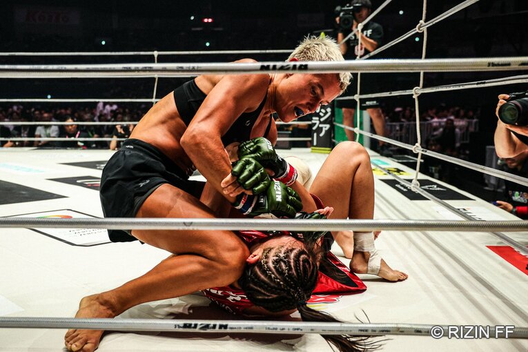 RENAvsクジュティナ　©RIZIN FF