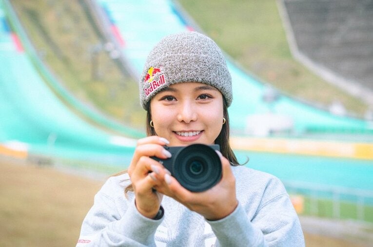 写真が趣味だという高梨。インタビュー当日、フルサイズミラーレス一眼『SIGMA fp』を持ってきてくれた　©Asami Enomoto