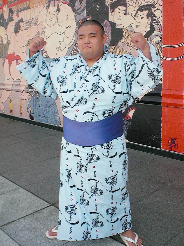 2014年、大相撲の新弟子検査を終え、ガッツポーズする佐藤貴信（当時18歳、現・貴景勝）　©JIJI PRESS